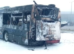 W Koninie spłonął autobus miejski. Droga całkowicie zablokowana