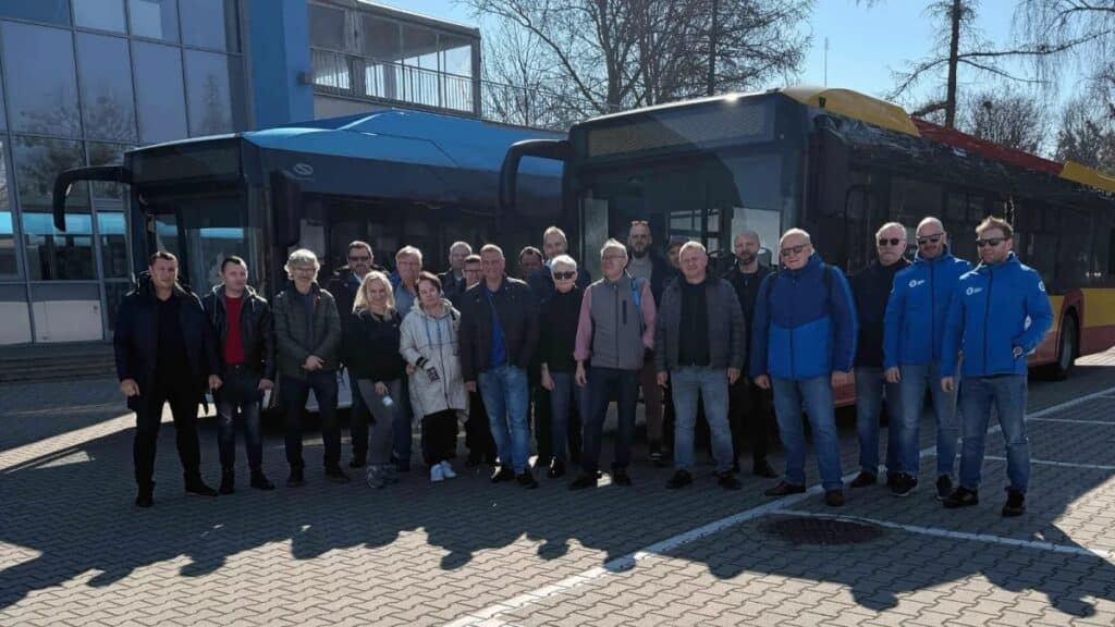 Kierowcy MPK Łódź z zajezdni Limanowskiego uczestniczyło w szkoleniu z bezpiecznej jazdy na torze treningowym / fot. Bednary Driving City