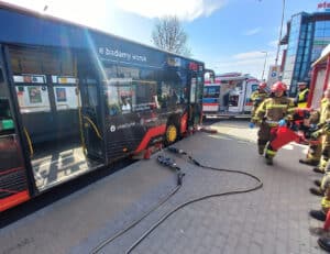 Nietypowy wypadek w Bielsku-Białej – jak 59-letni mężczyzna zakleszczył się w nadkolu autobusu MZK?