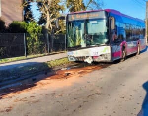 Tragiczny wypadek w Kutnie: czołowe zderzenie osobówki z autobusem, nie żyje 21-latek