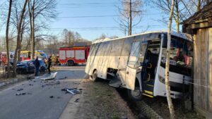 Świętokrzyskie: Wypadek autobusu szkolnego w Rzepinku; jedna osoba w szpitalu