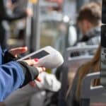 Od 3 do 5 procent osób korzystających z wrocławskiego transportu publicznego to gapowicze. Rusza kampania „Nie stresuj się, kup bilet”.