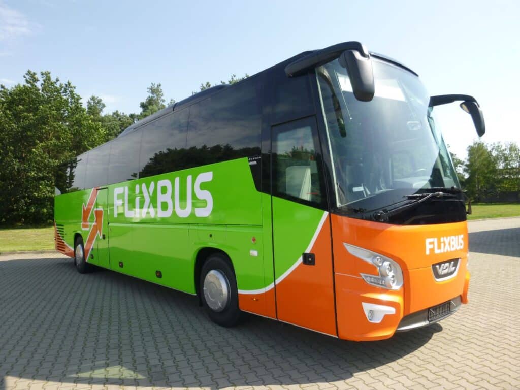 FlixBus i RegioJet rozwijają siatkę połączeń z Czech do Polski. Nad Bałtyk, na lotniska i do stolicy