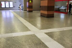 Nowe oznakowanie na stacjach metra