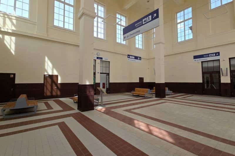 Niemal stuletni dworzec kolejowy w Zbąszyniu przeszedł modernizację foto: PKP SA