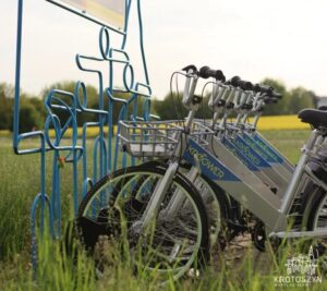 Krotower to krotoszyński system rowerów miejskich. 50 jednośladów czeka w 8 punktach miasta, m.in. przy Rynku, PKS-ie i hali sportowej.