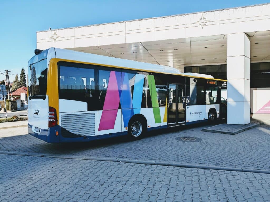 Kto dostarczy opony dla … Kolei Małopolskich? Trzy oferty pod autobusy MLD