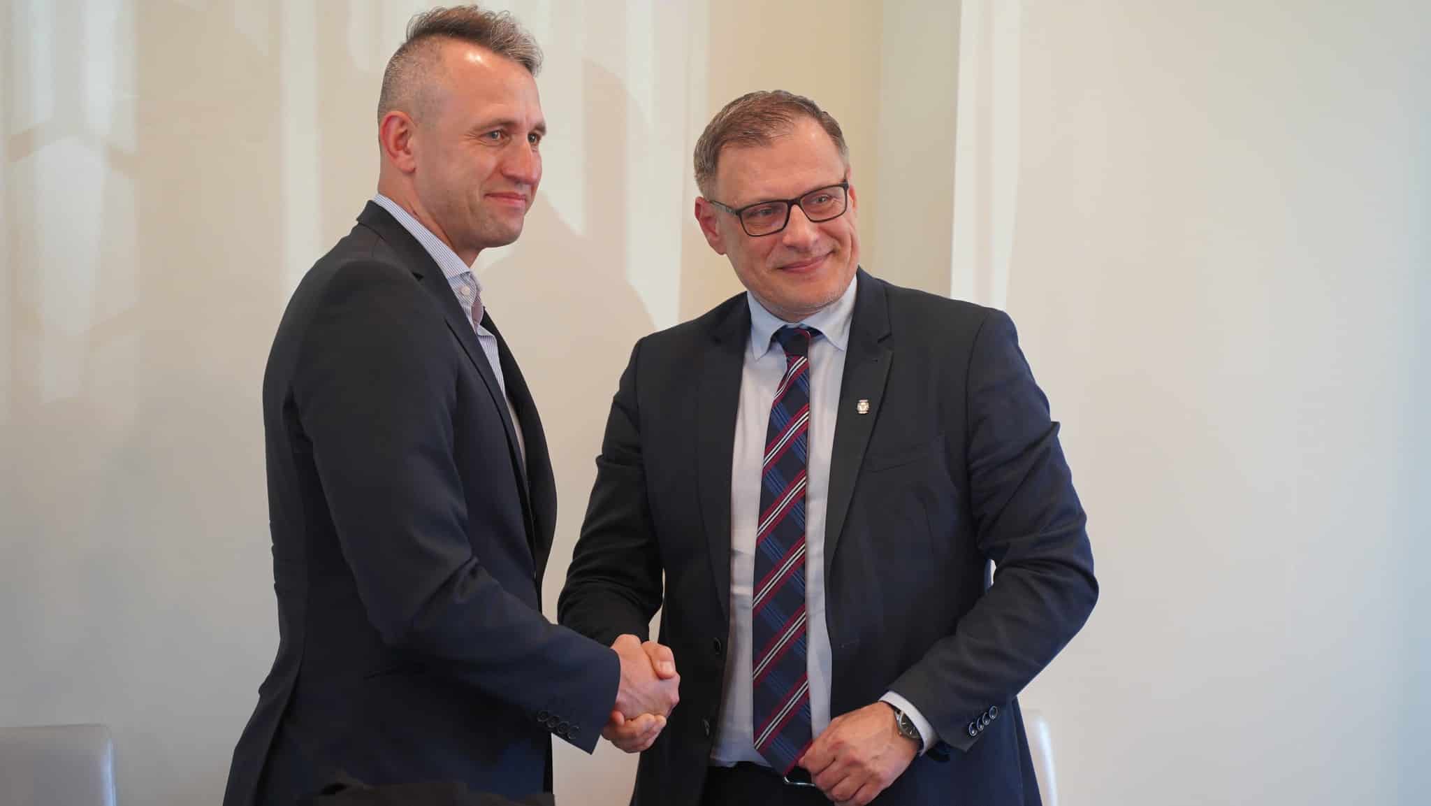 Infobus - MAN w ofensywie: Umowa na 15 autobusów hybrydowych z MZK Nysa