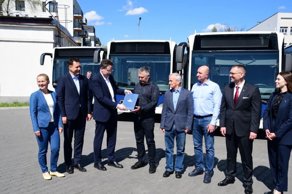MPK Kraków przekazało pięć używanych autobusów miastu na Ukrainie / fot. MPK Kraków
