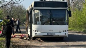 1. Czy Ukraina planuje wzmocnienie ochrony transportu publicznego w strefach przyfrontowych? 2. Jakie działania pomocowe przewidziano dla rodzin ofiar w Marganiecu? 3. Czy społeczność międzynarodowa zareagowała oficjalnie na ten atak dronowy?