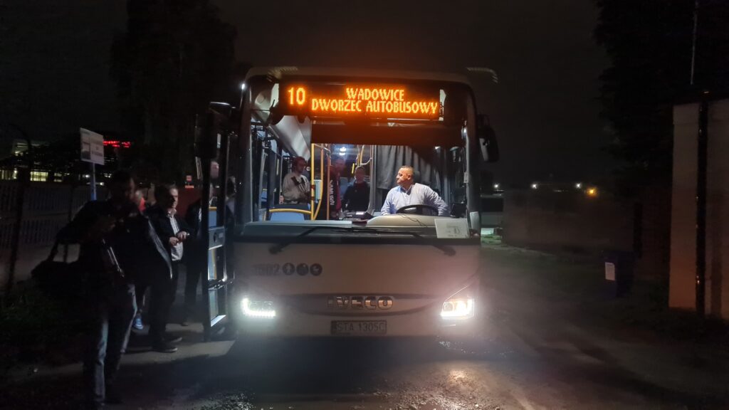 Wadowice planują zakup 10 autobusów zasilanych HVO. Kategorii MIDI Gmina Wadowice otrzymała blisko 15 milionów złotych unijnej dotacji na realizację projektu „Zrównoważony rozwój transportu publicznego w Gminie Wadowice”.