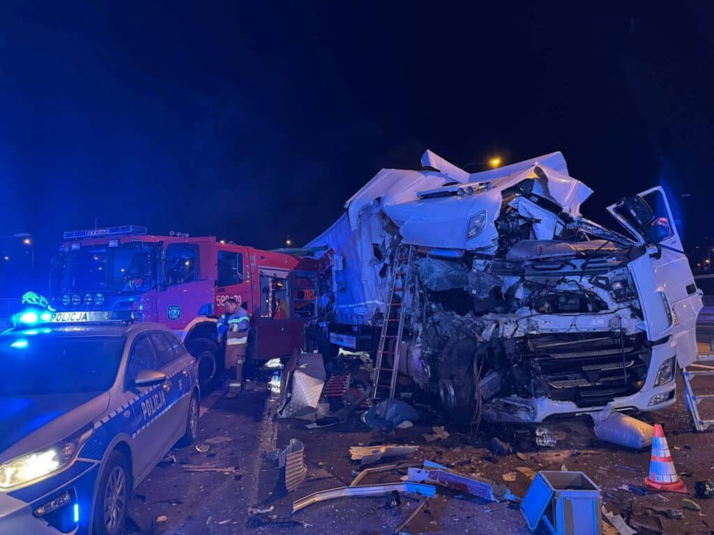 Dwa poważne wypadki pod Warszawą. Przewrócił się autobus, wielu rannych / fot. OSP Raszyn
