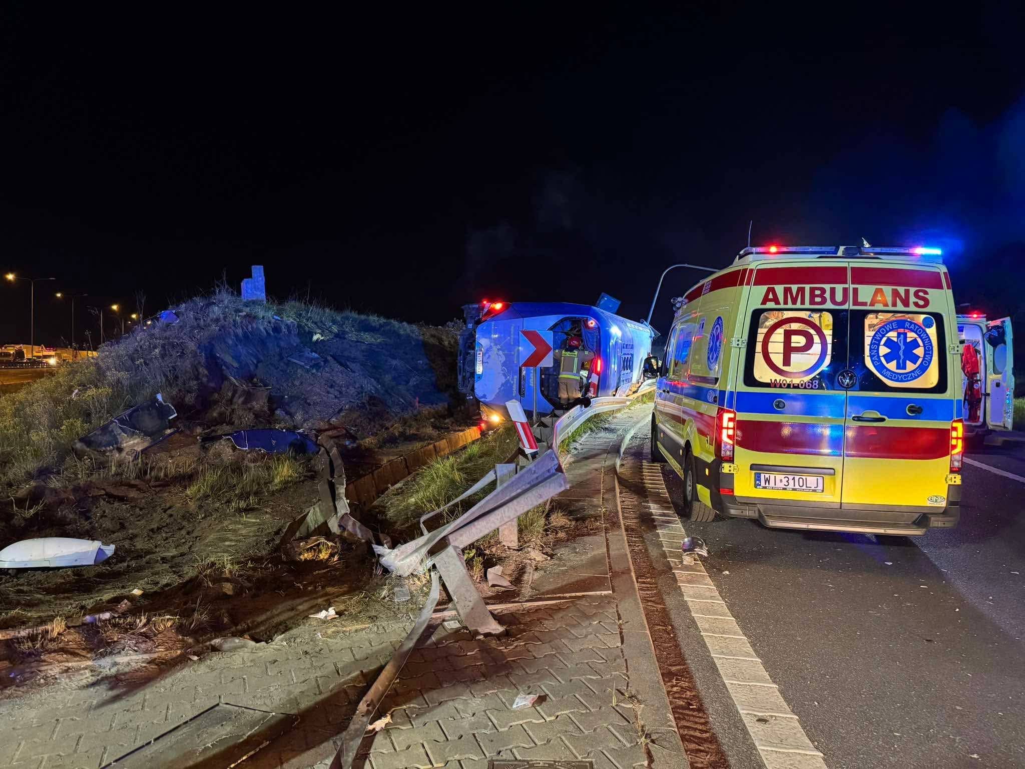 Infobus - S2: Strażacy pomagali przy przewróconym autobusie. W ich wóz wjechała ciężarówka