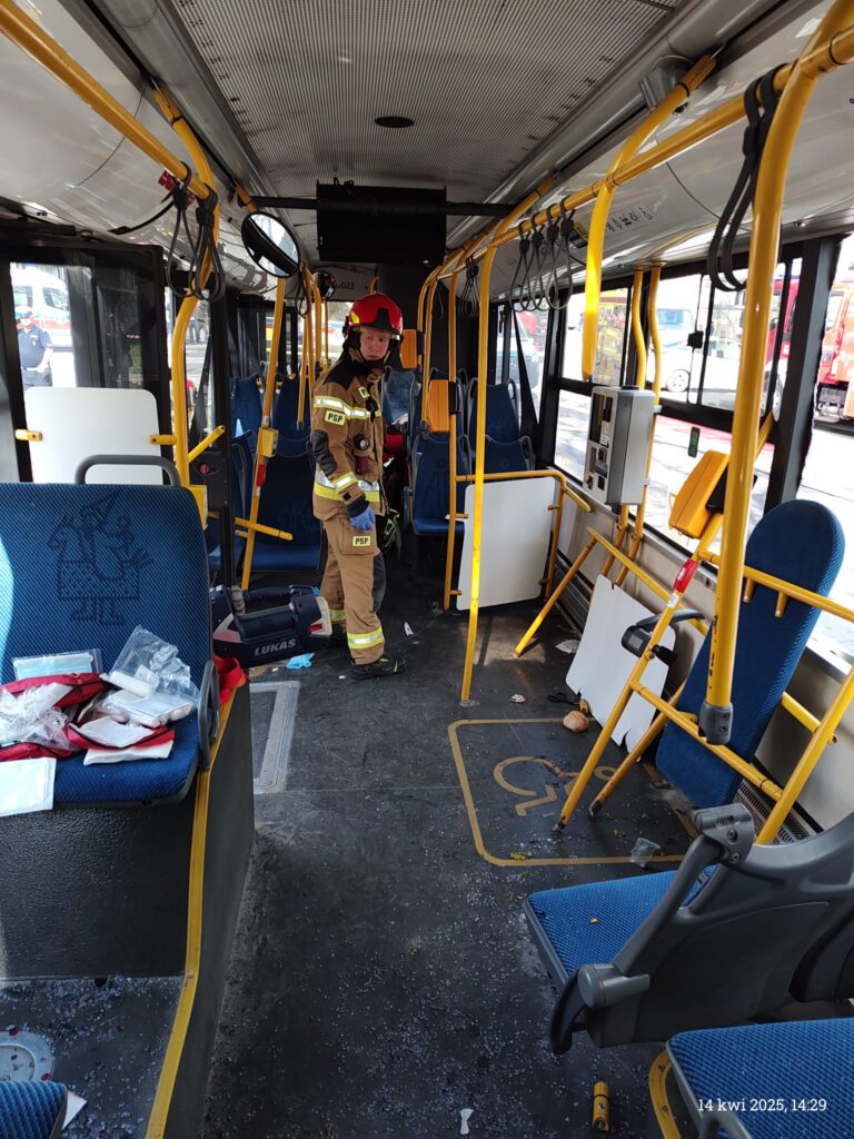 Kraków/ Prokuratura przedstawiła zarzut kierowcy, który zderzył się z autobusem miejskim / fot. PSP Kraków