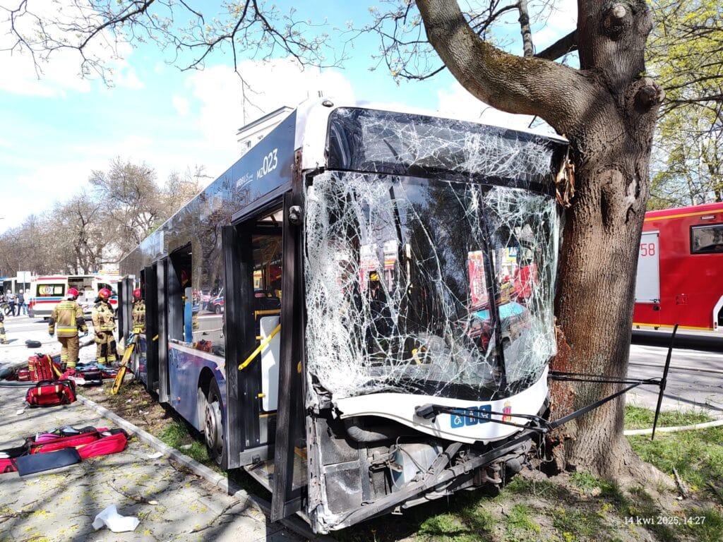 Kraków: Są zarzuty dla kierowcy, który zderzył się z autobusem miejskim