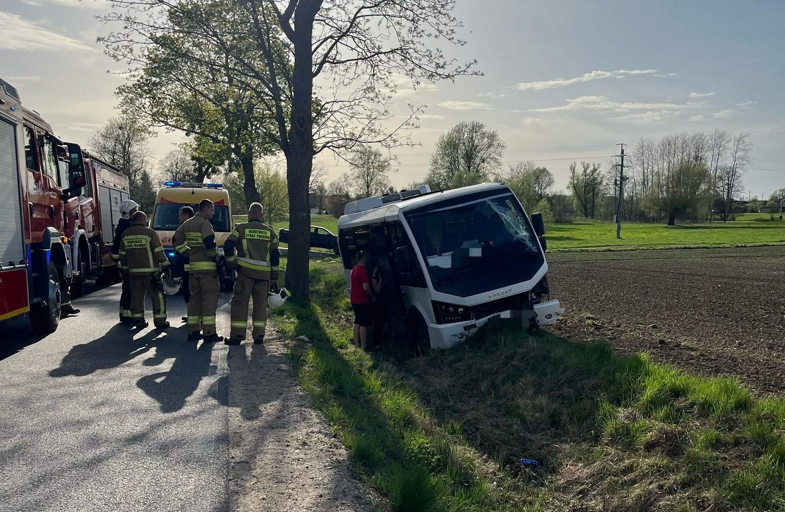 Infobus - Powiat Bartoszycki: Autobus wpadł do rowu. Sarna przyczyną groźnego zdarzenia
