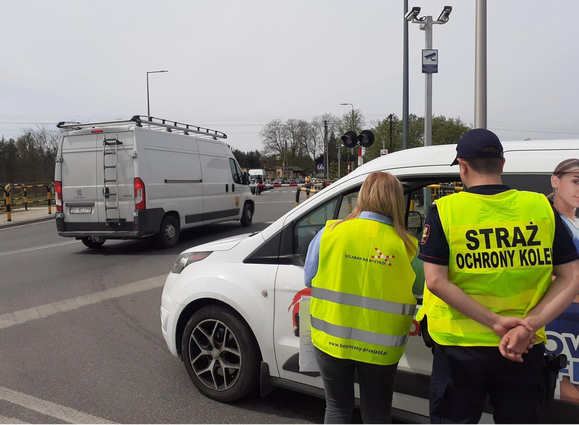 Inforail - Kolejarze apelują przed majówką. Zatrzymaj się przed pulsującym światłem