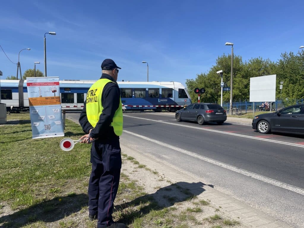 Kolejarze apelują przed majówką. Zatrzymaj się przed pulsującym światłem foto: PKP PLK
