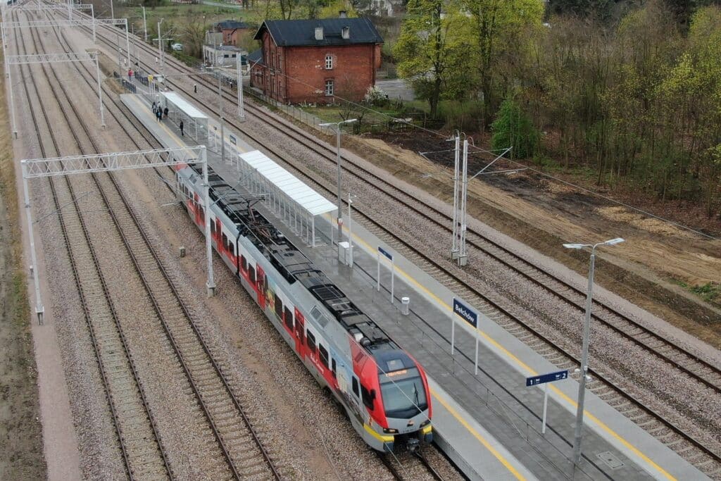 997 nowych miejsc parkingowych przy stacjach i przystankach kolejowych w woj. łódzkim foto: PKP PLK