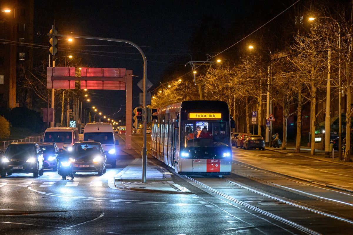 Infotram - Nowa tramwaj Škoda 52T rozpoczęła jazdy homologacyjne w Pradze