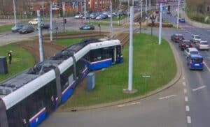 Wykolejenie tramwaju na rondzie Fordońskim w Bydgoszczy. Przejazd jest całkowicie zablokowany