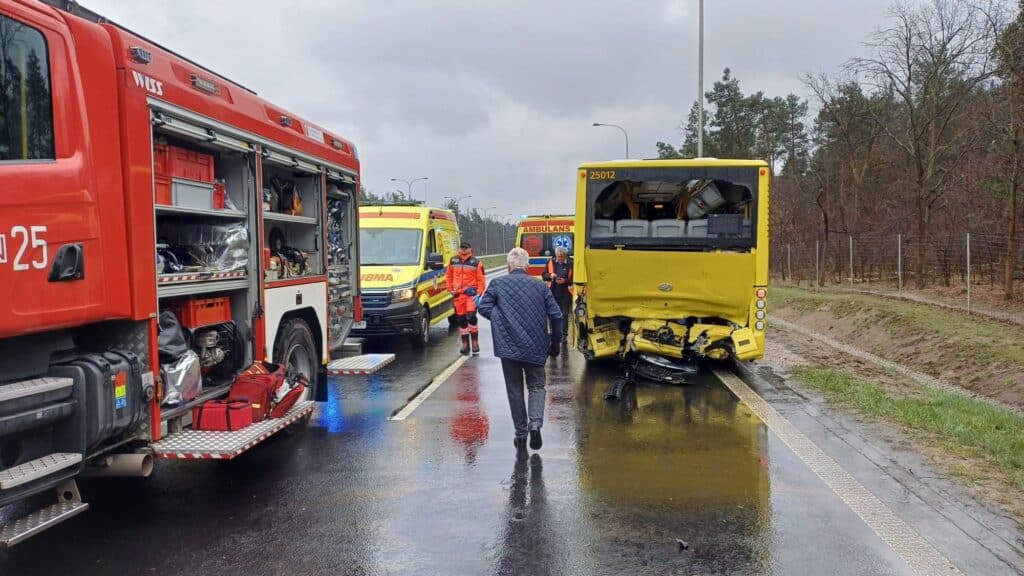 Rembertów: Auto najechało na autobus. Pięć  osób rannych. Lądował śmigłowiec