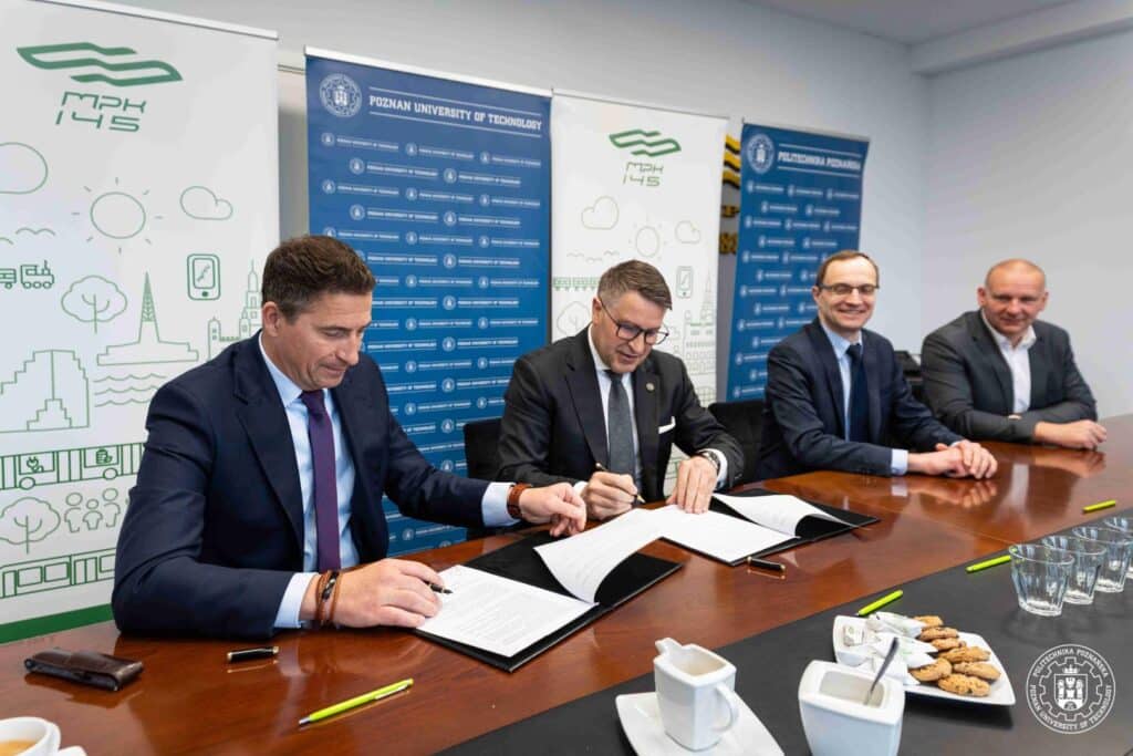Wierzę, że synergia środowiska akademickiego i praktyki inżynierskiej zaowocuje projektami, które będą wspierać rozwój nowoczesnego, zrównoważonego transportu publicznego oraz przyczynią się do poprawy jakości życia mieszkańców naszego miasta. Dziękuję wszystkim osobom zaangażowanym w przygotowanie niniejszego porozumienia i z nadzieją patrzę na kolejne etapy tej współpracy – powiedział prof. Teofil Jesionowski – Rektor Politechniki Poznańskiej.