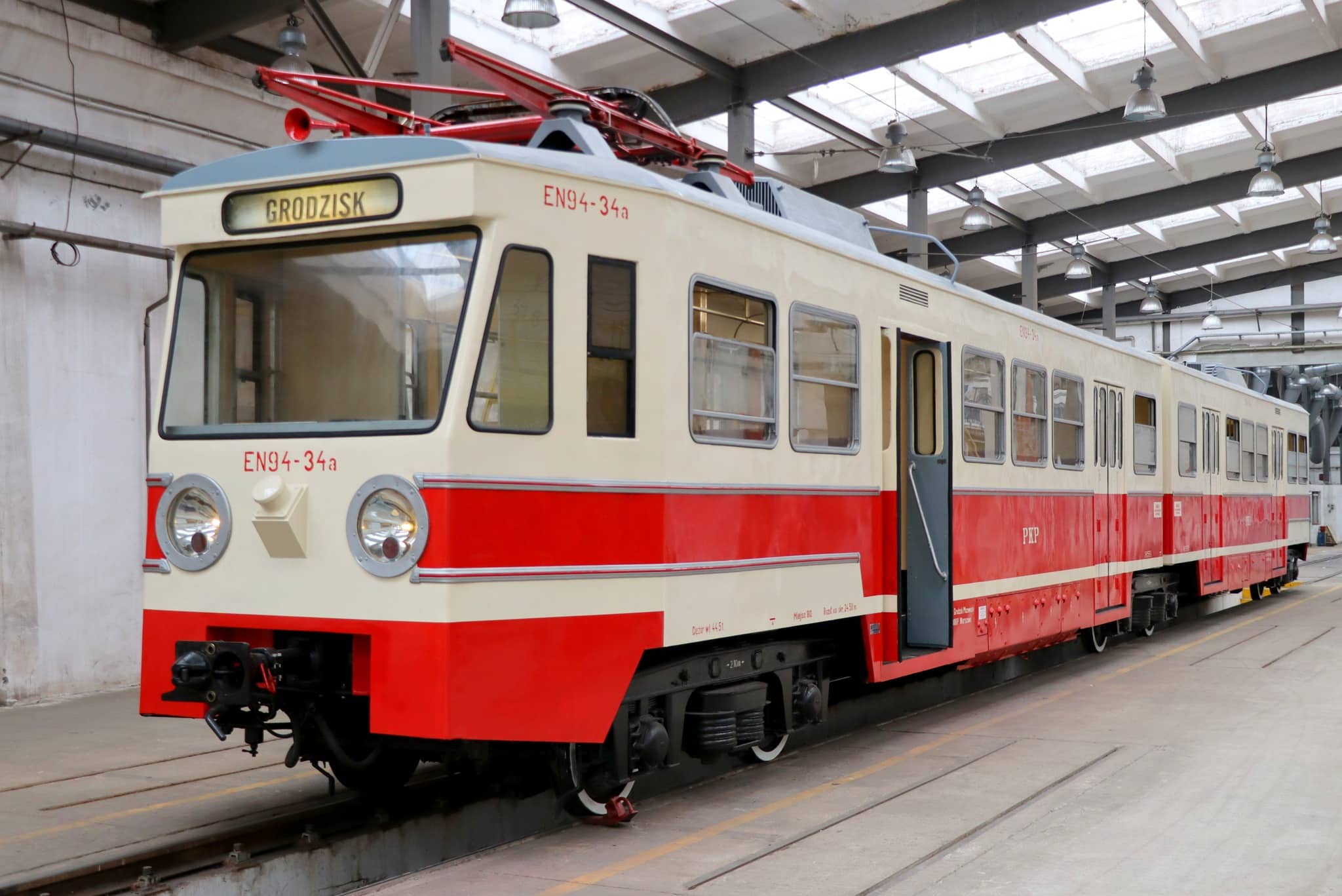 Inforail - WKD zakończyła renowację historycznego pociągu EN94