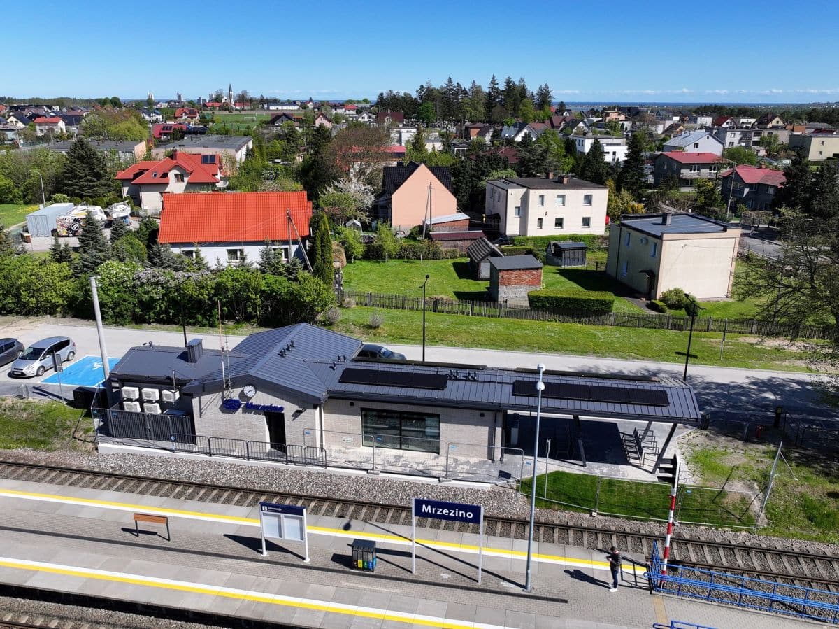 Inforail - Zakończyła się przebudowa dworca kolejowego w Mrzezinie. Jest … piękny