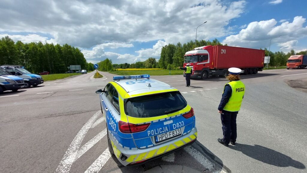 Ukraina/ Ruch ciężarówek przez przejście Dorohusk-Jagodzin ograniczony z powodu protestu / fot. Policja