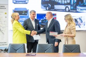 Kujawsko-Pomorskie z umowami na rekordowy zakup 40 autobusów Iveco. Z CUPT-KPO / fot. UMWKP