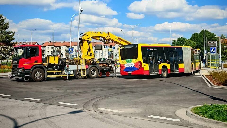 Wrocław: Autobus nie zmieścił się przy wjeździe na nową pętlę na Jagodnie./ fot. Czytelnik