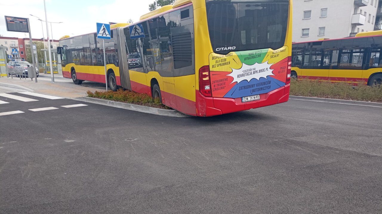 Wrocław: Autobus nie zmieścił się przy wjeździe na nową pętlę na Jagodnie.