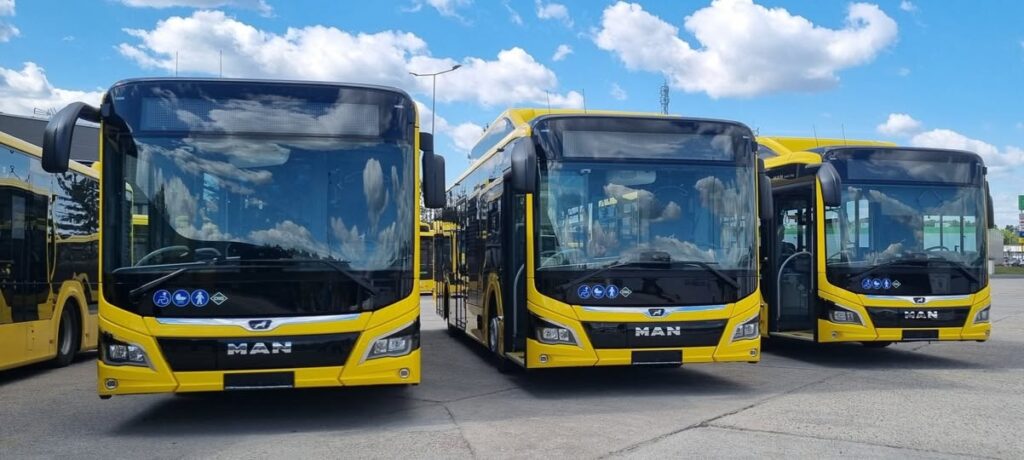 PKS Lubin modernizuje flotę autobusową. Trzy nowe gazowe MAN Lion’s City 12C już w zajezdni / fot. PKS Lubin