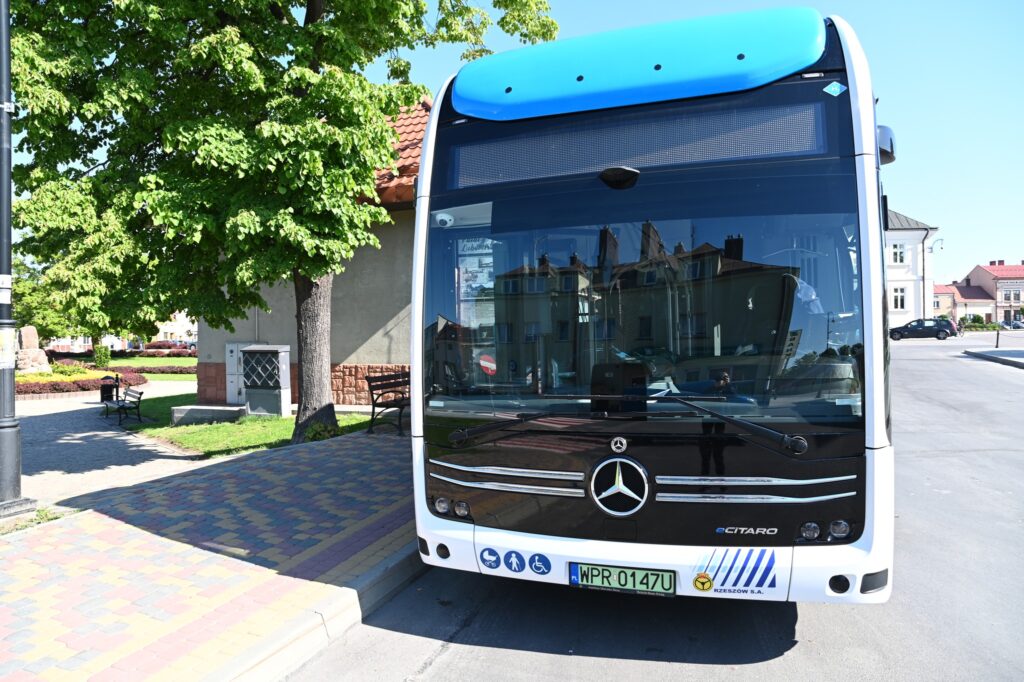 Obecnie jeden z autobusów Mercedes-Benz eCitaro Fuel Cell jest już testowany na liniach obsługiwanych przez PKS w Rzeszowie S.A., co pozwala na ocenę jego funkcjonalności i adaptacji do lokalnych warunków./ fot. PKS Rzeszów