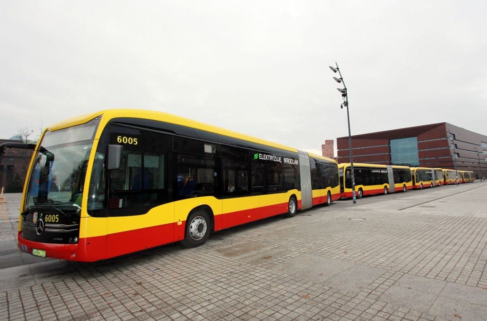 Obecnie MPK Wrocław  dysponuje 13 elektrobusami Mercedes-Benz eCitaro G, które obsługują linię K, stanowiącą pierwszą w pełni zelektryfikowaną trasę w mieście / fot. UM Wrocław