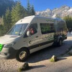 Tatry/ Kolejki do wozów konnych nad Morskie Oko; "elektryki" mało popularne