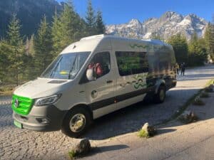 Tatry/ Kolejki do wozów konnych nad Morskie Oko; "elektryki" mało popularne