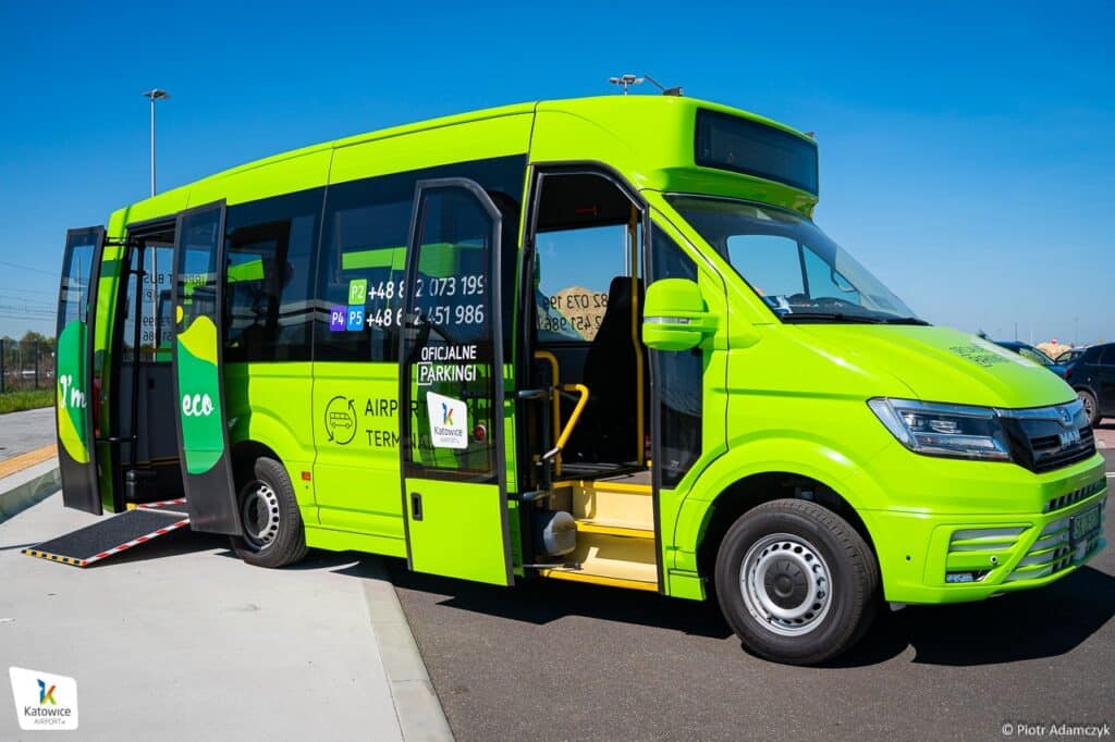 Katowice Airport z nowymi e-busami. Transfery z parkingów P4 i P5 w trybie bezemisyjnym / fot. Piotr Adamczyk - Airport Katowice