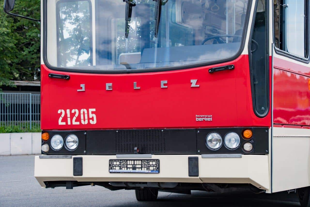 Infobus - Kultowy autobus Jelcz PR110 wraca na krakowskie ulice. Brawo dla mechaników MPK