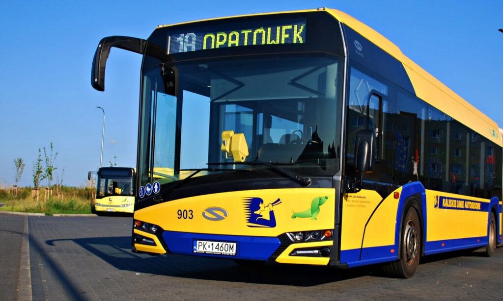 Kalisz inwestuje w infrastrukturę dla elektrobusów. Dwie fotowoltaiczne wiaty