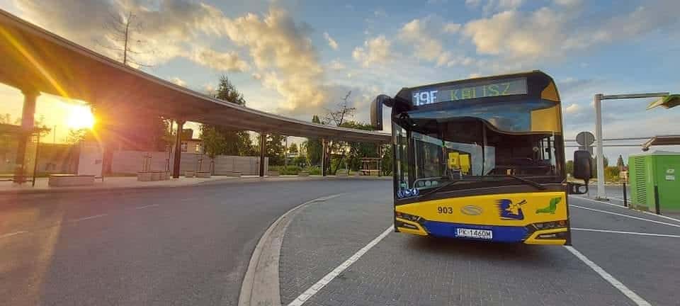 Kalisz inwestuje w infrastrukturę dla elektrobusów. Dwie fotowoltaiczne wiaty