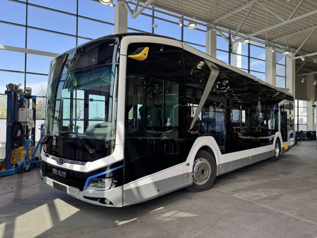 Miasto Starachowice podpisało umowę z firmą MAN na dostawę pięciu autobusów elektrycznych. Na ulicach Starachowic mają pojawić się w listopadzie.