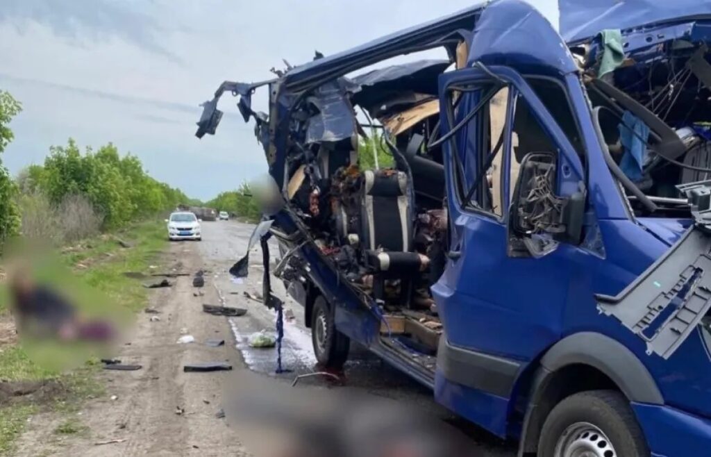 Atak na obwód sumski. Dron trafił w pasażerskiego busa / Źródło: Narodowa Policja Ukrainy/Facebook