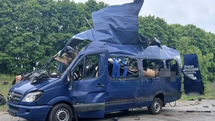 Ukraina: Co najmniej dziewięć osób zginęło w rosyjskim ataku na autobus z cywilami Atak na obwód sumski. Dron trafił w pasażerskiego busa / Źródło: Narodowa Policja Ukrainy/Facebook