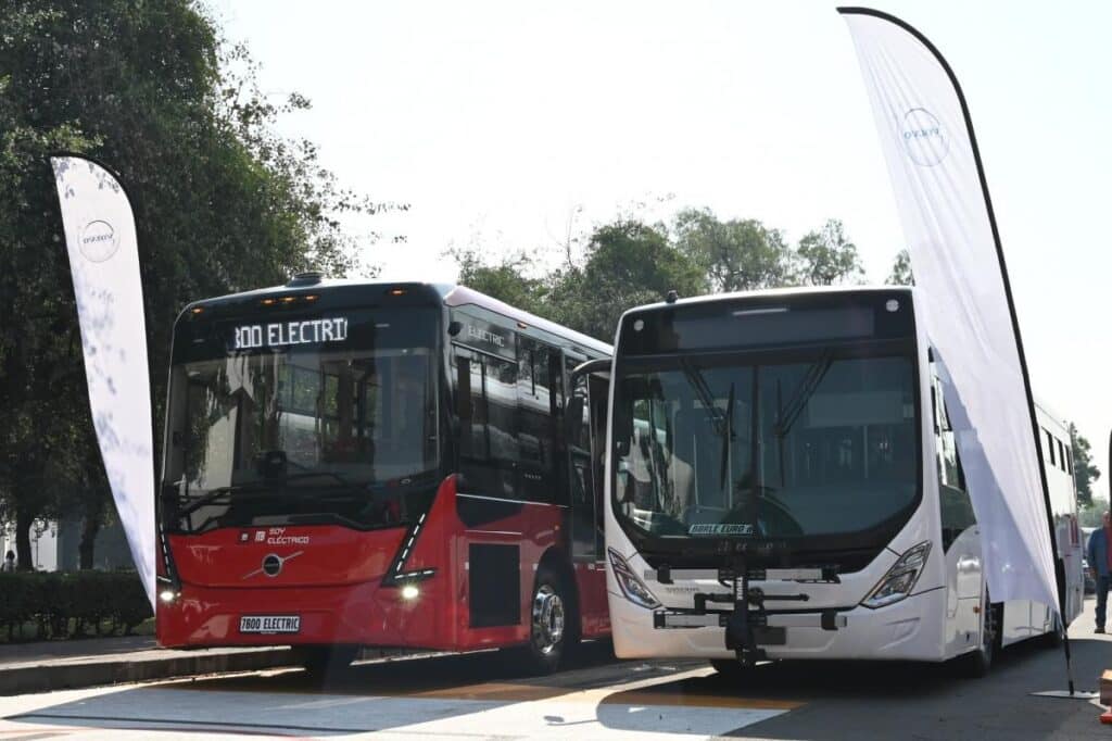 Volvo Buses uruchamia produkcję pierwszego elektrycznego dwuprzegubowego autobusu
