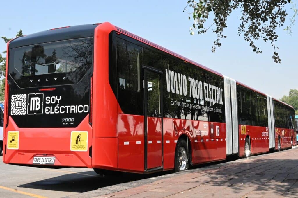Volvo Buses uruchamia produkcję pierwszego elektrycznego dwuprzegubowego autobusu / fot. Volvo Buses