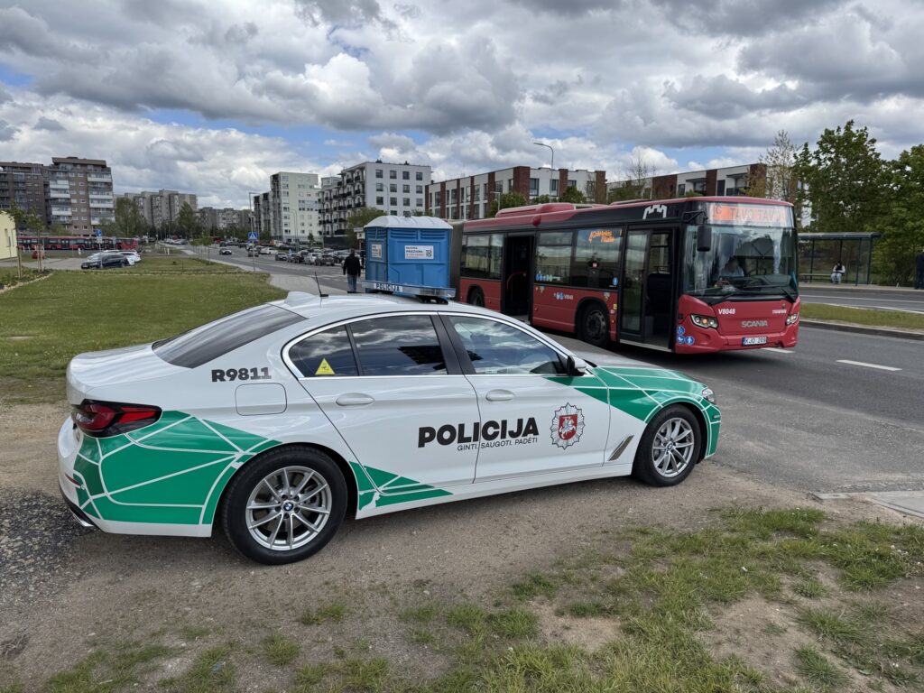 Jak kierowcy autobusów w Wilnie radzą sobie z… pasami bezpieczeństwa fot. Policja