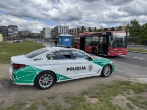 Jak kierowcy autobusów w Wilnie radzą sobie z… pasami bezpieczeństwa / fot. Policja