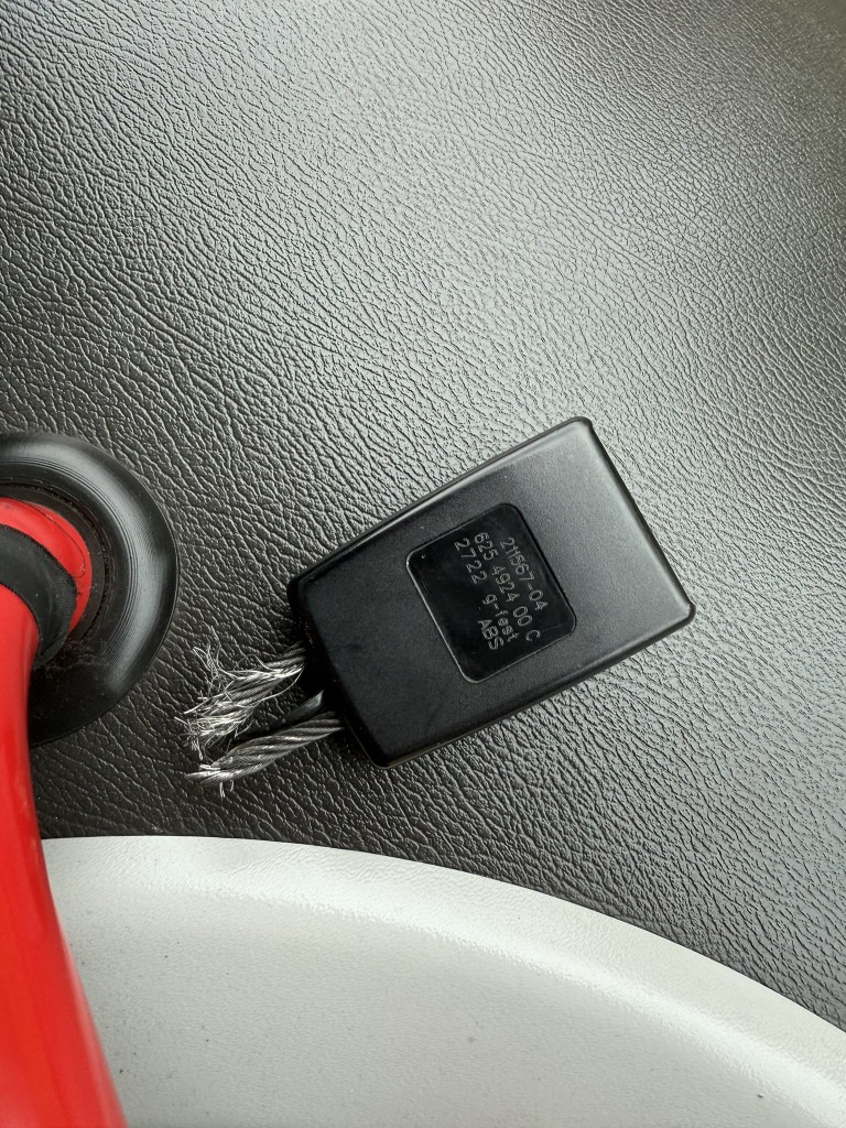Jak kierowcy autobusów w Wilnie radzą sobie z… pasami bezpieczeństwa / fot. Policja